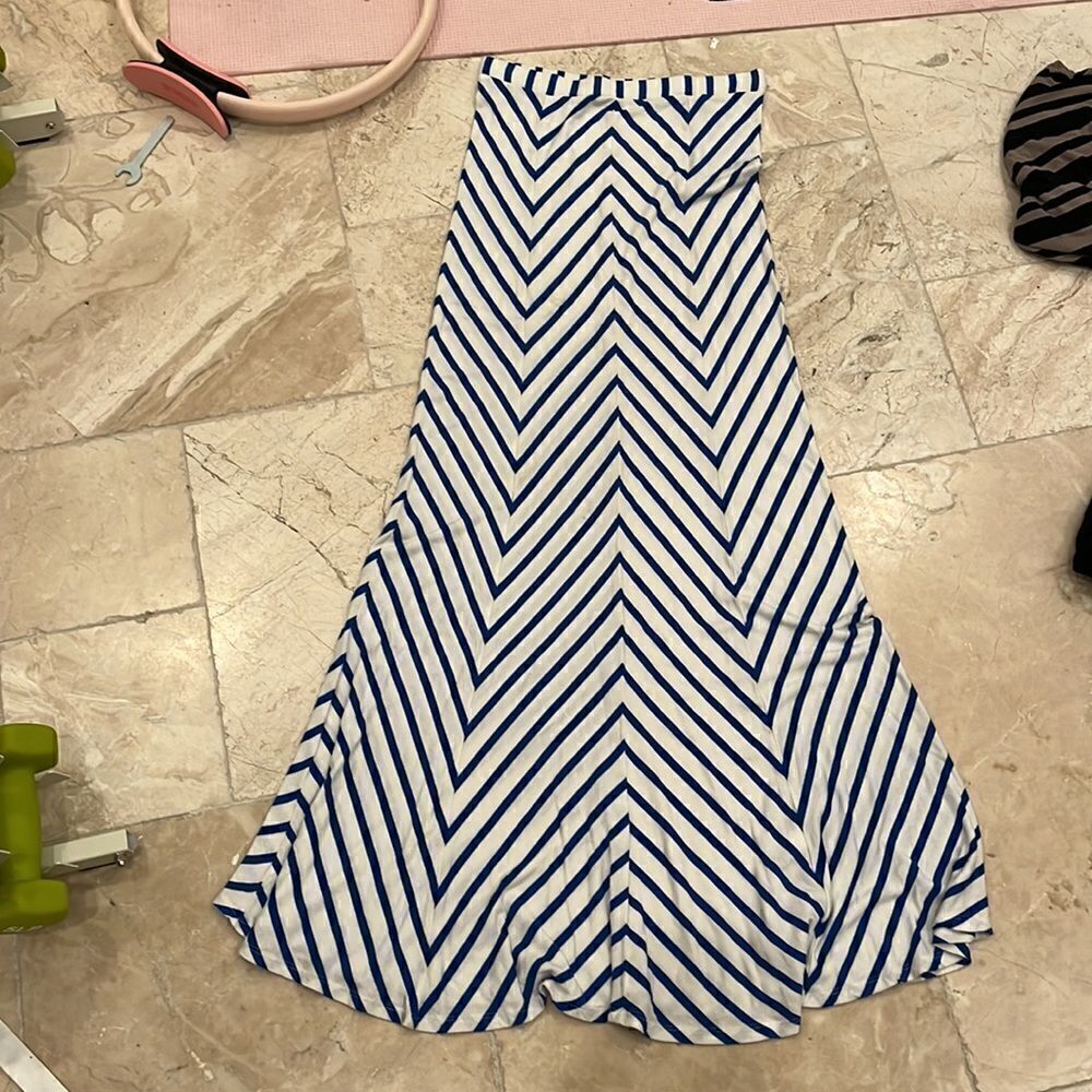 Bebe blue and white chevron maxj skirt Sz S